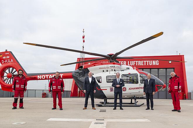 Dr. Alexander Schlier, Prof. Dr. Simon Little, JLR-Geschäftsführer Frank Zabell, Regierungspräsident Dr. Christoph Ullrich, Landesvorstand und JLR-Geschäftsführer Oliver Meermann und Prof. Dr. Michael Sander vor der H 145 auf der Landeplattform des Luftrettungszentrums Gießen der Johanniter-Unfall-Hilfe e. V. (v.l.n.r.).