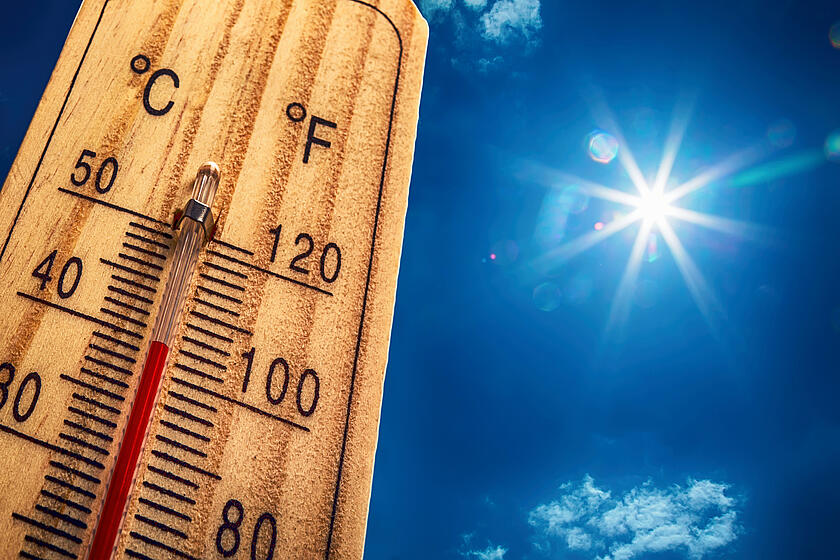 Ein Thermometer vor einem blauen Himmel zeigt 40 Grad Celsius an.