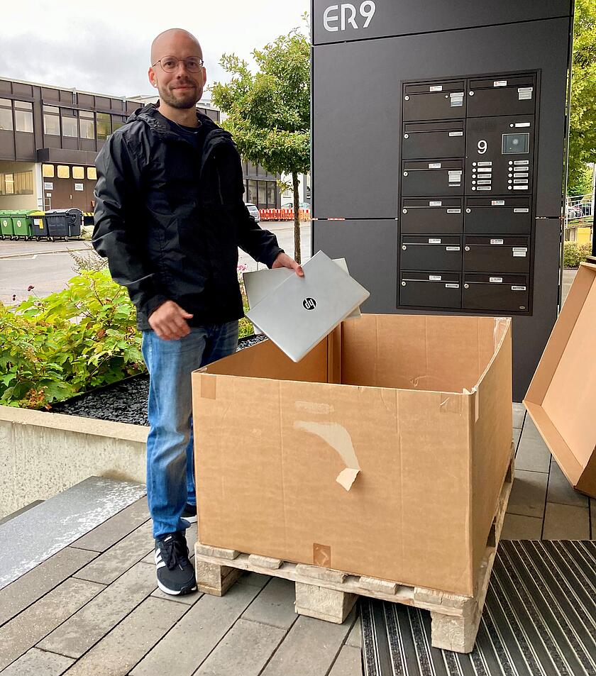 Projektleiter übergibt alte Laptops an AfB