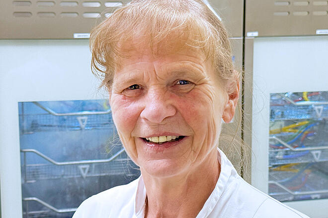 Von den ersten Geräten bis hin zu modernen Technologien, die heute selbstverständlich erscheinen: Inzwischen sind es über vier Jahrzehnte, in denen Heike Treuber die Medizintechnik des Johanniter-Krankenhauses Treuenbrietzen prägt und weiterentwickelt. Foto: Johanniter/Ina Tessnow