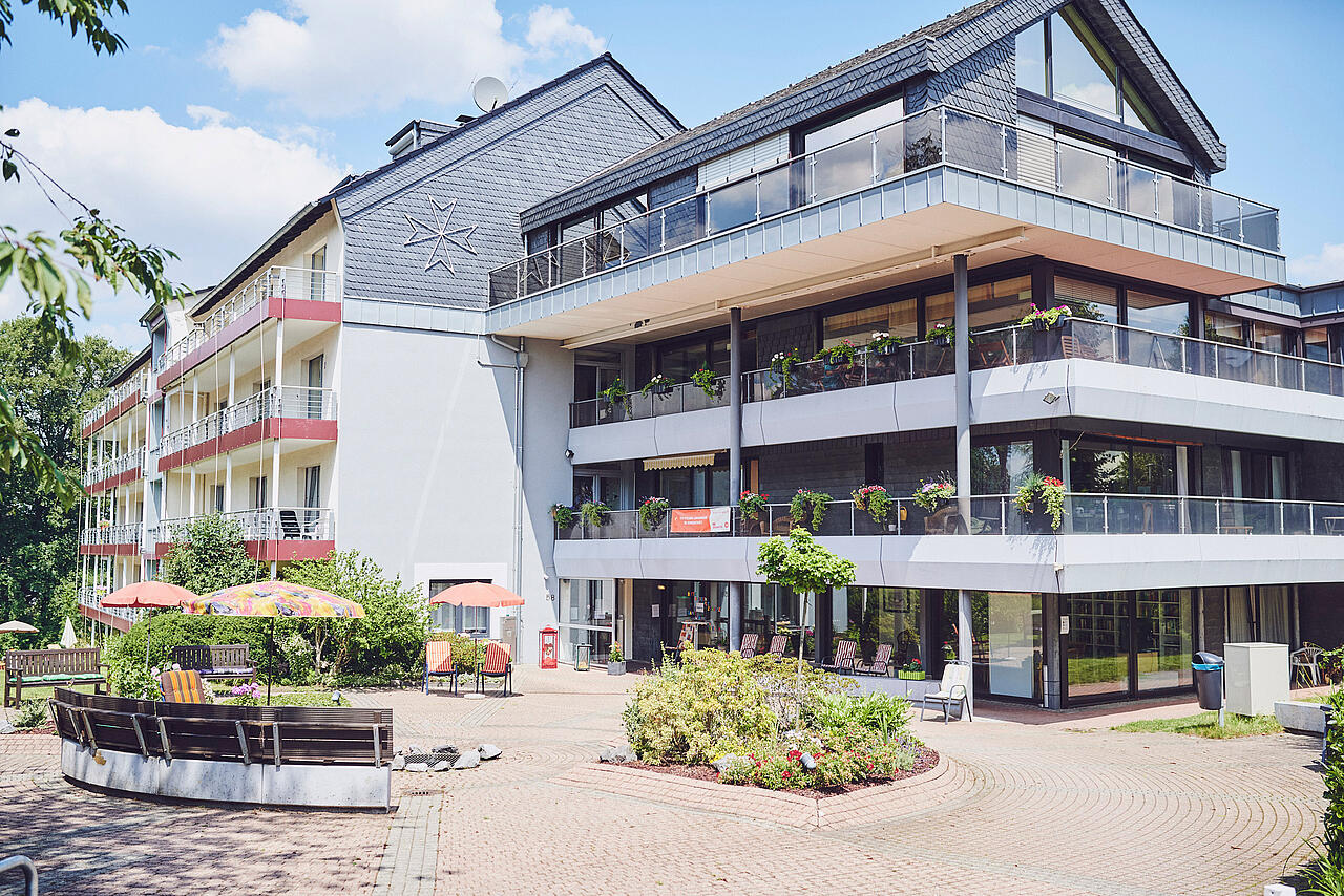 Angelegter heller Platz zum gemeinsamen Treffen im Johanniterheim Velbert
