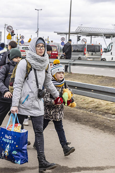 Eine ukrainische Familie auf der Flucht.