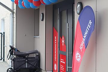 Eingang mit Beachflags der Johanniter