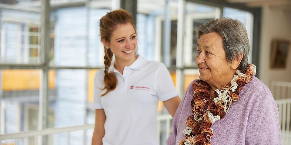 Mitarbeiter des Ambulanten Pflegedienstes mit einer Kundin