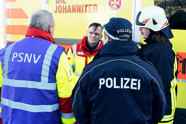 Im Einsatz vereint: Krisenintervention, Rettungsdienst, Feuerwehr und Polizei im koordinierten Austausch – für schnelle Hilfe und bestmögliche Begleitung der Betroffenen.