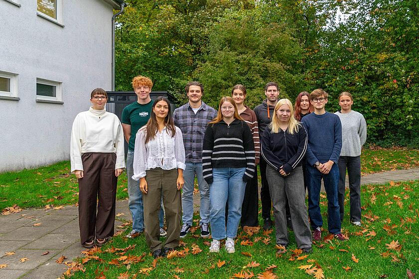 Gruppenfoto: 11 der 12 zukünftigen Rettungssanitäterinnen und -sanitäter