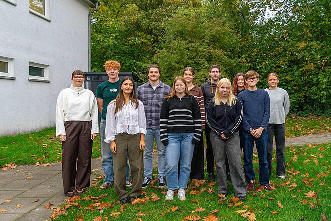 Gruppenfoto: 11 der 12 zukünftigen Rettungssanitäterinnen und -sanitäter