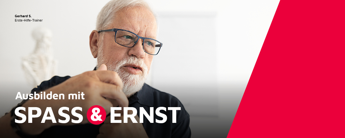 Ein Erste-Hilfe-Trainer der Johanniter erklärt etwas.