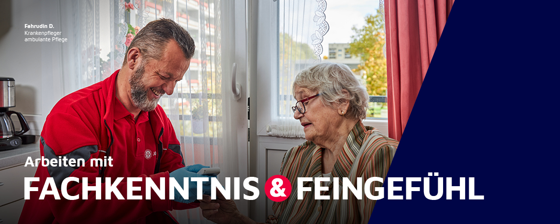 Ein Krankenpfleger in der ambulanten Pflege untersucht eine Klientin.