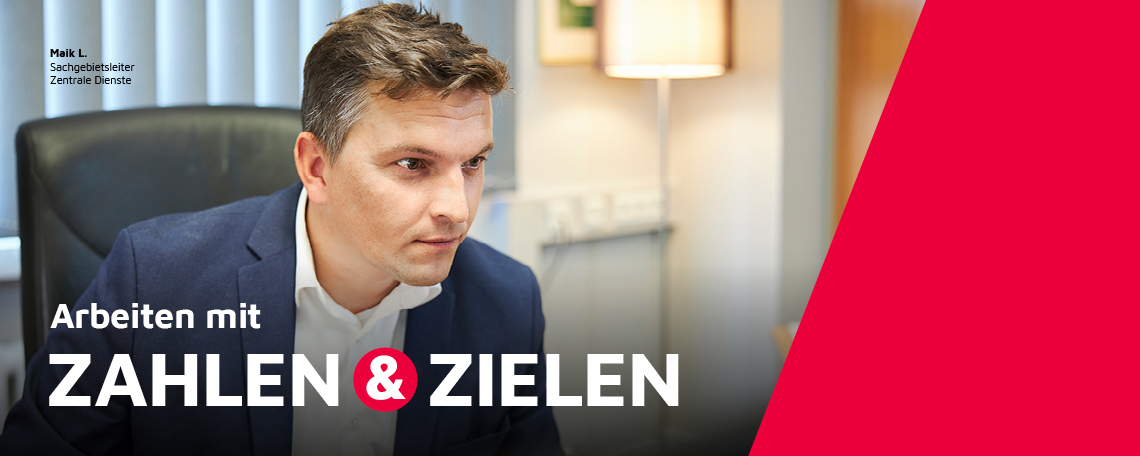 Ein Sachgebietsleiter Zentrale Dienste der Johanniter in seinem Büro.